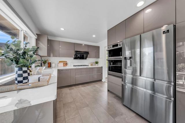 6 Whitecliff Court, San Mateo CA: https://media.crmls.org/mediaz/96145056-a4c5-4708-a445-6bf3452c03f4.jpg