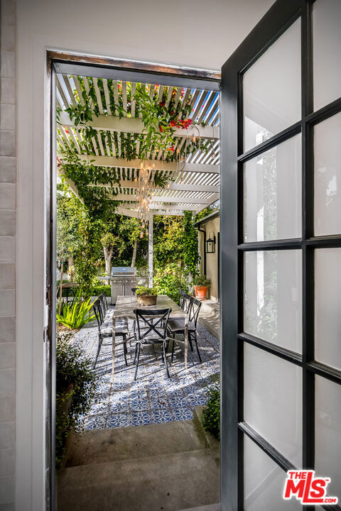 13109 Valley Vista Boulevard, Studio City CA: https://media.crmls.org/mediaz/96145d7f-7c0d-475d-be18-1d7d998230f8.jpg