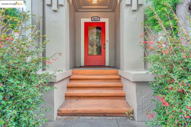 5537 Claremont Ave, Oakland CA: https://media.crmls.org/mediaz/9614d0dd-bfa3-4af2-bd4d-eba6da3f7cd4.jpg