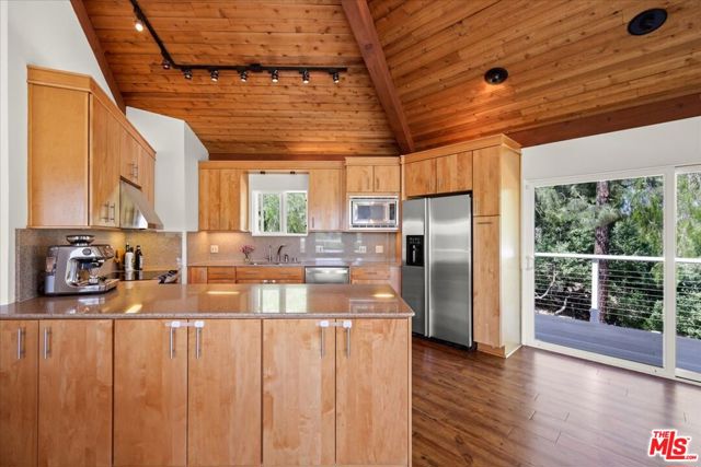 1746 Deerhill Trail, Topanga CA: https://media.crmls.org/mediaz/9614f8f7-0b43-4dd6-9bf5-6d5330fdcf62.jpg