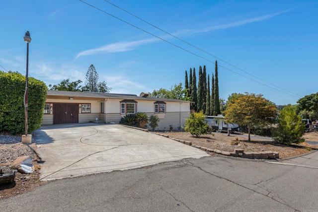 13257 BEECHTREE STREET, Lakeside CA: https://media.crmls.org/mediaz/961633de-c36d-441a-81bb-da29a27853ac.jpg