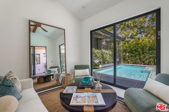 3935 Rhodes Avenue, Studio City CA: https://media.crmls.org/mediaz/96165084-ac31-434b-9c35-c101d57d8767.jpg