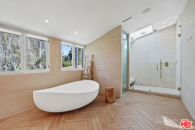 9451 Sunset Boulevard, Beverly Hills CA: https://media.crmls.org/mediaz/9616cf76-7f14-4884-84cc-a24474706d93.jpg