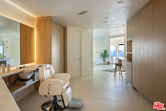 4310 Encinal Canyon Road, Malibu CA: https://media.crmls.org/mediaz/9617339e-4da2-40f7-b933-29cb066b265a.jpg