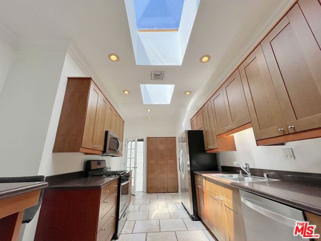 855 N Sweetzer Avenue, West Hollywood CA: https://media.crmls.org/mediaz/96181a58-4f14-46aa-9e47-c7da8fc5d796.jpg