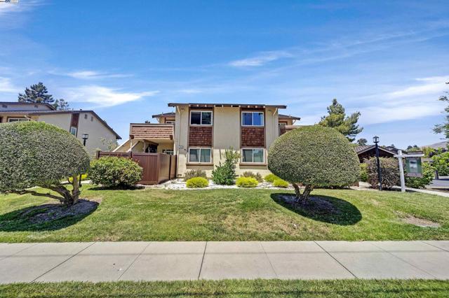 136 Hackamore Ln, Fremont CA: https://media.crmls.org/mediaz/9618922c-2cfb-4a25-8ee4-e2d76bd14f4a.jpg