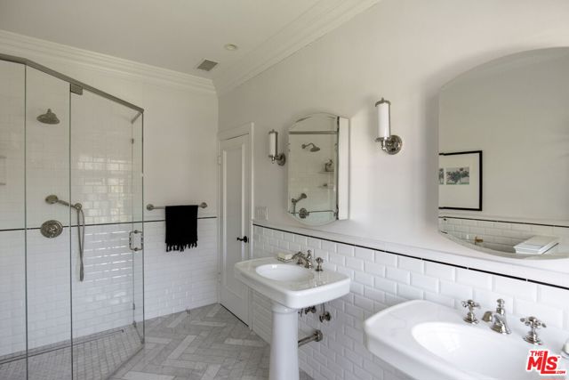 204 S Plymouth Boulevard, Los Angeles CA: https://media.crmls.org/mediaz/9618a578-8e88-49b4-8b22-3655c5da7acd.jpg