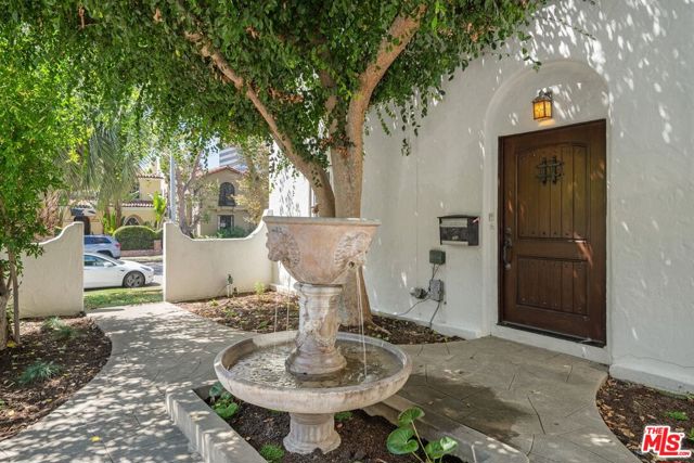 6233 W 6th Street, Los Angeles CA: https://media.crmls.org/mediaz/96192b52-b775-4fd7-a6fb-7ce0a0248be2.jpg