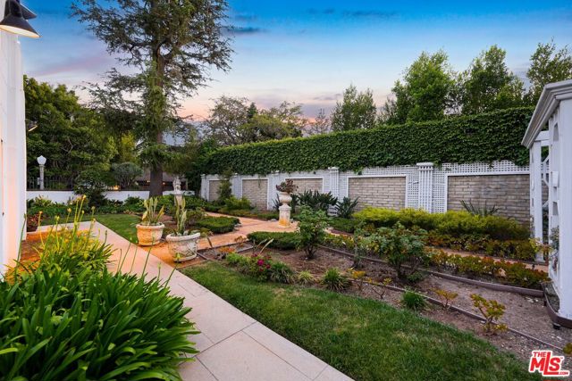 191 S Hudson Avenue, Los Angeles CA: https://media.crmls.org/mediaz/961acb98-fc96-454f-bd42-cc1e29e30238.jpg