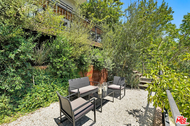 2506 Zorada Drive, Los Angeles CA: https://media.crmls.org/mediaz/961acced-049a-49fc-823c-19c96399d871.jpg