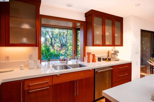 351 El Toyonal, Orinda CA: https://media.crmls.org/mediaz/961affa3-7f4a-4093-a009-334f07aeb1cb.jpg