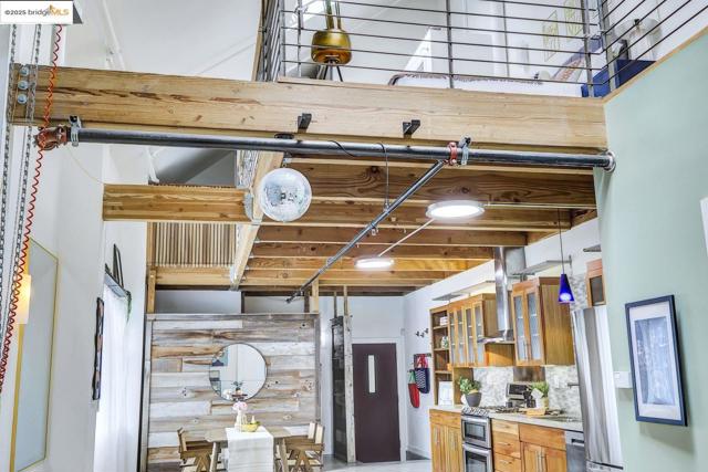 1695 15Th St, Oakland CA: https://media.crmls.org/mediaz/961becc1-c0b1-46c8-8aaa-5508c983dab1.jpg