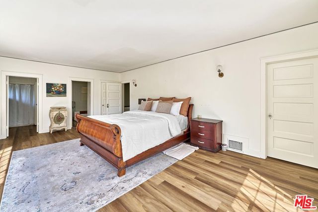 728 S Windsor Boulevard, Los Angeles CA: https://media.crmls.org/mediaz/961bee62-546f-4bf7-bb11-3134955fd076.jpg