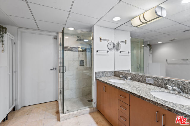 13700 Marina Pointe Drive, Marina del Rey CA: https://media.crmls.org/mediaz/961c8f55-1bc5-4e16-967d-6136e28ce512.jpg