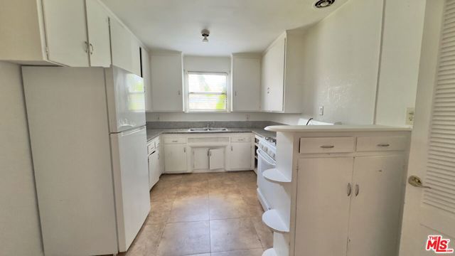 5121 W 20th Street, Los Angeles CA: https://media.crmls.org/mediaz/961d7635-9311-4932-b96f-8575e5226416.jpg