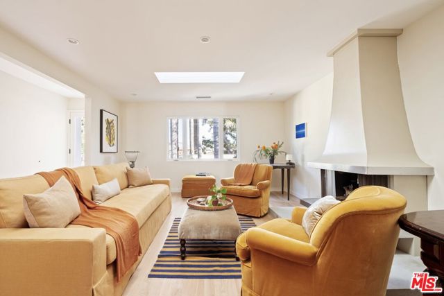 825 Coeur D Alene Avenue, Venice CA: https://media.crmls.org/mediaz/961dca9a-2f1f-4564-866d-93f89f352592.jpg