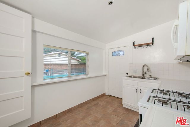 7231 Vanalden Avenue, Reseda CA: https://media.crmls.org/mediaz/961df44d-afa6-4991-9642-2a00fddd291e.jpg