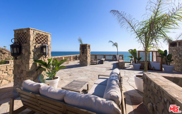 32852 Pacific Coast Highway, Malibu CA: https://media.crmls.org/mediaz/961e4a13-a815-4da4-aaf9-d92f7941367d.jpg