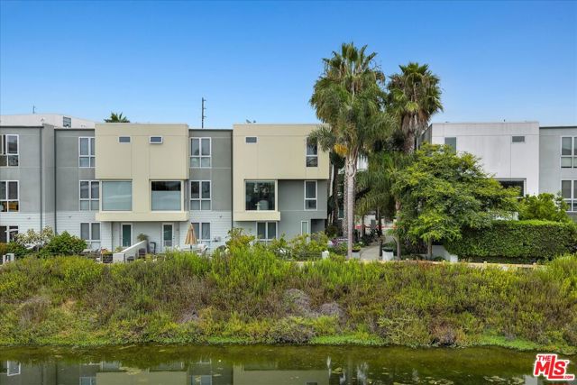310 Washington Boulevard, Marina del Rey CA: https://media.crmls.org/mediaz/961e9a2d-dc67-4142-8efc-4d32c6fb5c2e.jpg