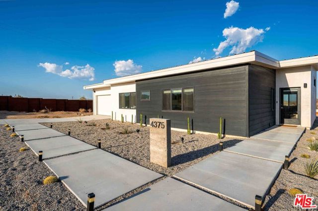 4375 Border Avenue, Joshua Tree CA: https://media.crmls.org/mediaz/961eacab-b697-405c-bae5-68b7b4cf789e.jpg