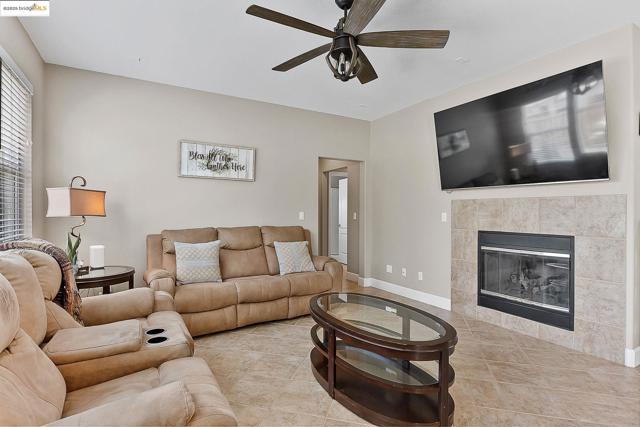 150 Ridge Crest Ct, Oakley CA: https://media.crmls.org/mediaz/961ee6fe-a5fe-4cdb-83eb-9834fe5b44a2.jpg