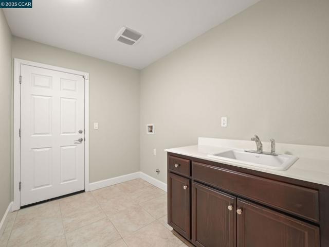 929 Painted Shore Court, Oakley CA: https://media.crmls.org/mediaz/961fc3a8-293f-4eef-bd31-ee5c7ab5f764.jpg