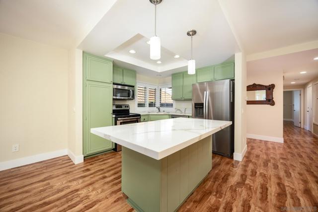 4225 Dusk Ln, Oceanside CA: https://media.crmls.org/mediaz/9621953a-e070-485e-a36e-2e703cbcf610.jpg