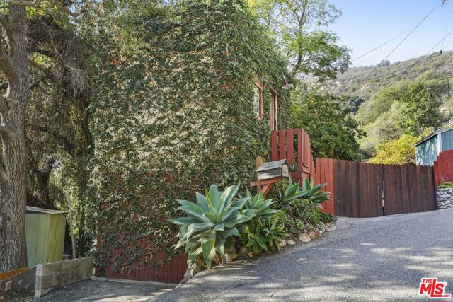 809 Basin Drive, Topanga CA: https://media.crmls.org/mediaz/962250b2-02fa-4010-8313-6b4bb012f3c4.jpg
