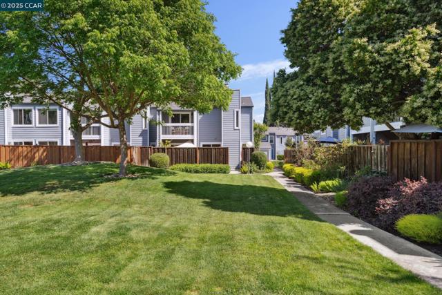 250 Ashley Circle, Danville CA: https://media.crmls.org/mediaz/96237655-9faf-41b3-bf87-f28caeed6a6c.jpg