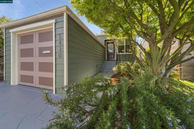 5430 Santa Cruz Ave, Richmond CA: https://media.crmls.org/mediaz/9624ddb2-1029-47fb-ba8e-126fefdb0cea.jpg
