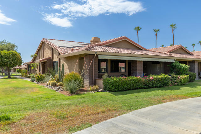 40 Joya Drive, Palm Desert CA: https://media.crmls.org/mediaz/9624e48b-c620-44f9-a38c-a0be2f495058.jpg