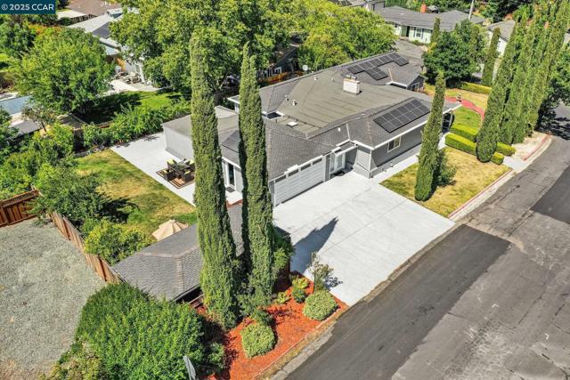 2401 Casa Way, Walnut Creek CA: https://media.crmls.org/mediaz/962750e8-0d6e-45c7-ac97-15b71694a799.jpg