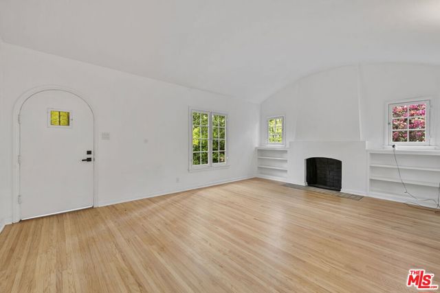951 N Martel Avenue, Los Angeles CA: https://media.crmls.org/mediaz/9627d336-54eb-47a3-becd-5db0160024cd.jpg