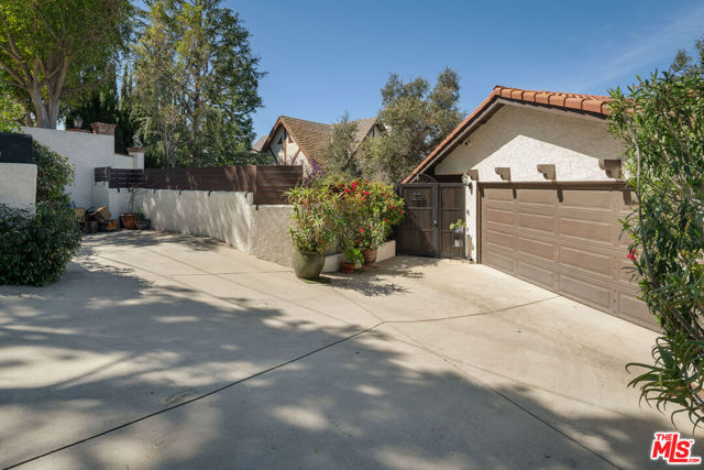 4713 Bedel Street, Woodland Hills CA: https://media.crmls.org/mediaz/96280050-2e37-46e3-897b-80bcd6194160.jpg
