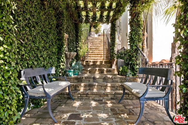2420 Chislehurst Drive, Los Angeles CA: https://media.crmls.org/mediaz/96283485-747d-4a68-bc34-911297c1be80.jpg