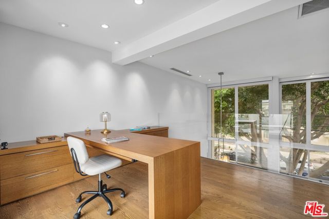 1730 California Avenue, Santa Monica CA: https://media.crmls.org/mediaz/96284dc1-46f2-4687-83aa-d2bdcb2b7cb7.jpg