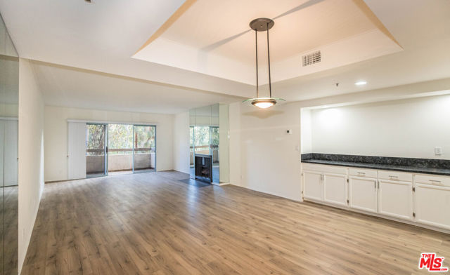 410 S Barrington Avenue, Los Angeles CA: https://media.crmls.org/mediaz/9628b421-cb54-411d-a49a-fe8ae988d1ca.jpg