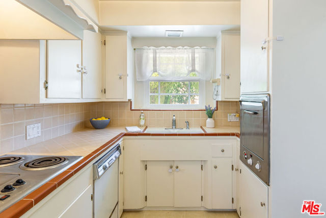 21924 Buena Ventura Street, Woodland Hills CA: https://media.crmls.org/mediaz/9628e63d-89d4-4544-8163-543233163ae5.jpg