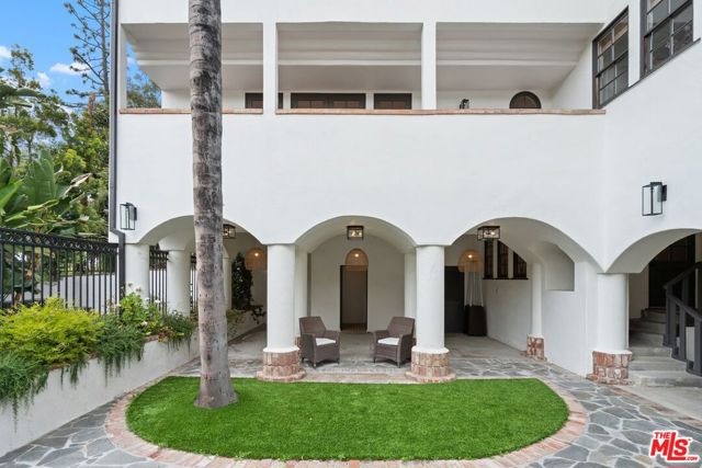 15257 Encanto Drive, Sherman Oaks CA: https://media.crmls.org/mediaz/9628f814-e404-45d4-b50e-a9ab619b512e.jpg