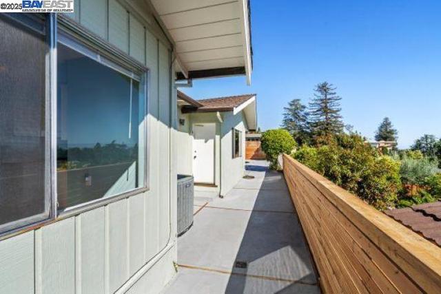 4120 Rhoda Ave, Oakland CA: https://media.crmls.org/mediaz/962995dd-cf26-4e3a-9bb9-c967df05355d.jpg