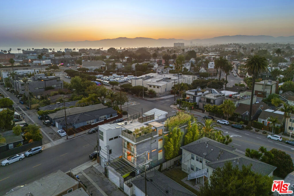 https://media.crmls.org/mediaz/962a41e8-655f-4dfd-8556-c0790dac40c0.jpg?preset=X-Large