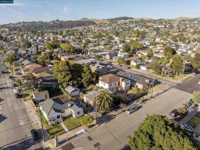 3811 Clinton Ave, Richmond CA: https://media.crmls.org/mediaz/962a4f8a-8c35-43c3-a4d5-64e403dcc146.jpg
