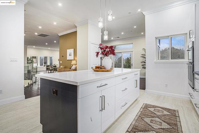 130 Arbor View Ln, Lafayette CA: https://media.crmls.org/mediaz/962a5ae8-8f2c-4dd5-be38-782230066da2.jpg