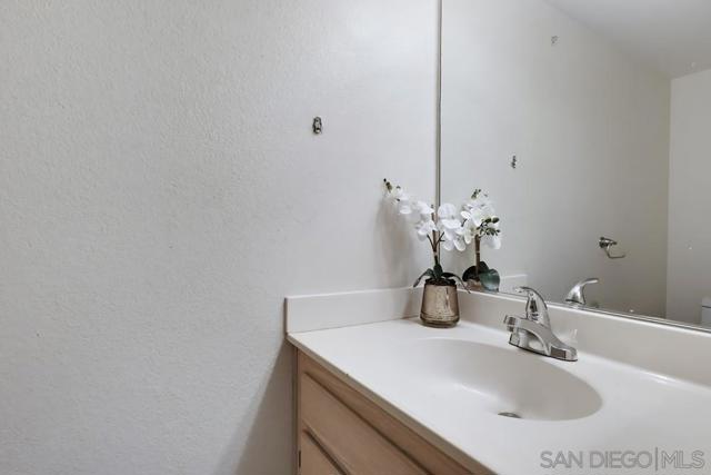 554 Friendly Ct E, El Cajon CA: https://media.crmls.org/mediaz/962bcb12-8997-4150-803f-94381540ced2.jpg