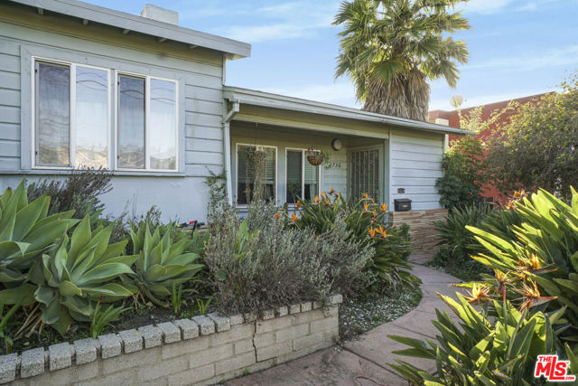 3734 Sawtelle Boulevard, Los Angeles CA: https://media.crmls.org/mediaz/962c721d-2f0f-45af-b204-ef3a8b32de68.jpg
