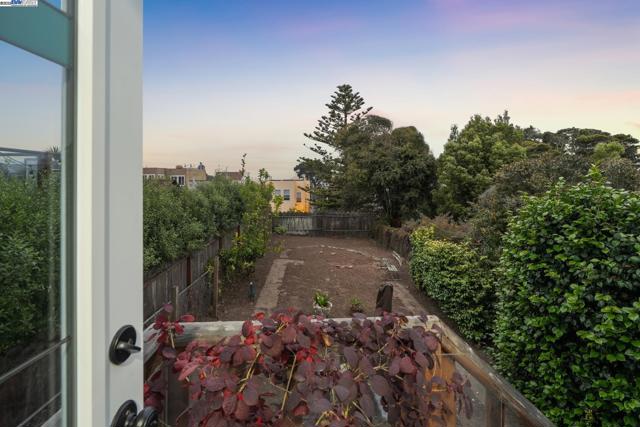 658 30Th Ave, San Francisco CA: https://media.crmls.org/mediaz/962db8c0-64d5-4e84-87a8-aa57ca8b0a5b.jpg