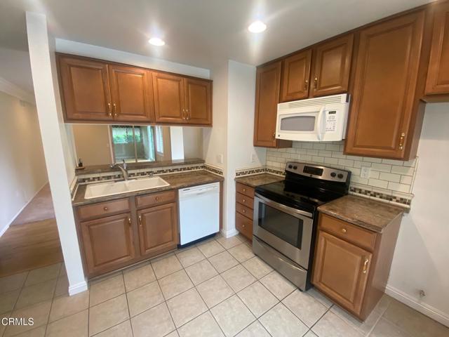 15103 15103 Village 15, Camarillo CA: https://media.crmls.org/mediaz/962dc16a-ad9d-435d-af04-91d2c44dc61b.jpg