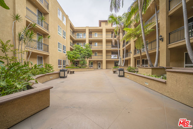 1401 S St Andrews Place, Los Angeles CA: https://media.crmls.org/mediaz/962e682d-120d-436a-8ce6-afbf01447536.jpg