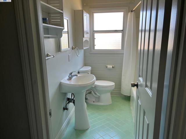 3594 Somerset Ave, Castro Valley CA: https://media.crmls.org/mediaz/962e6ebd-7cc2-4940-b4c7-f3419cc133a6.jpg