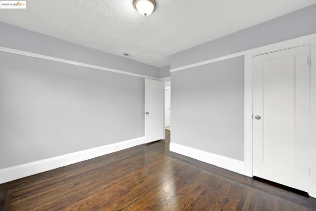 1009 106Th Ave, Oakland CA: https://media.crmls.org/mediaz/962e8eed-4f6a-45db-ada2-28f123c6248b.jpg